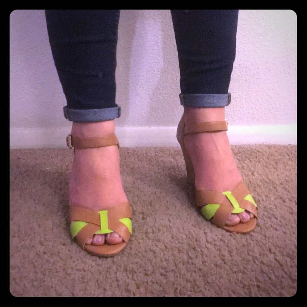 Green and tan wedges.
